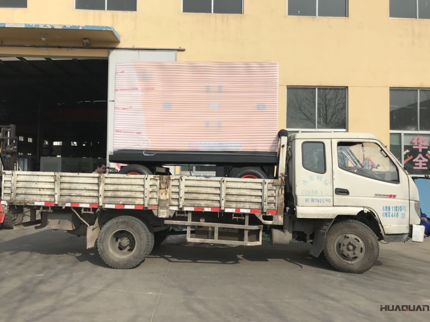 8月16日，一臺(tái)150kw移動(dòng)靜音拖車柴油發(fā)電機(jī)組從華全動(dòng)力發(fā)往山東省