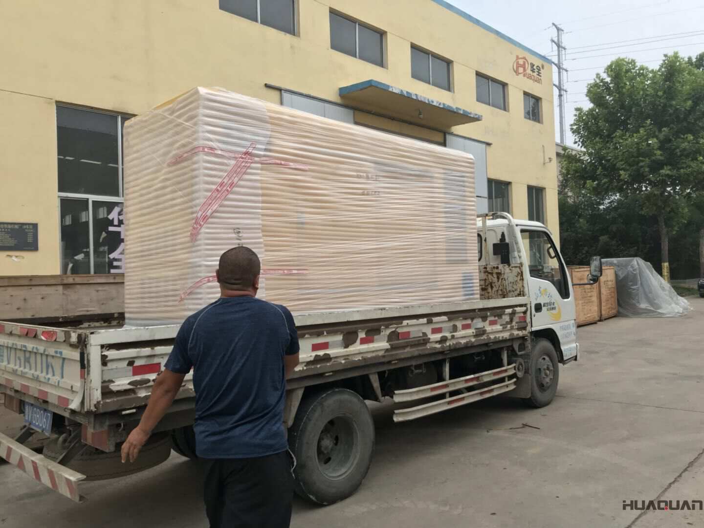 一臺75kw靜音箱型柴油發電機組于9月7日發往遼寧