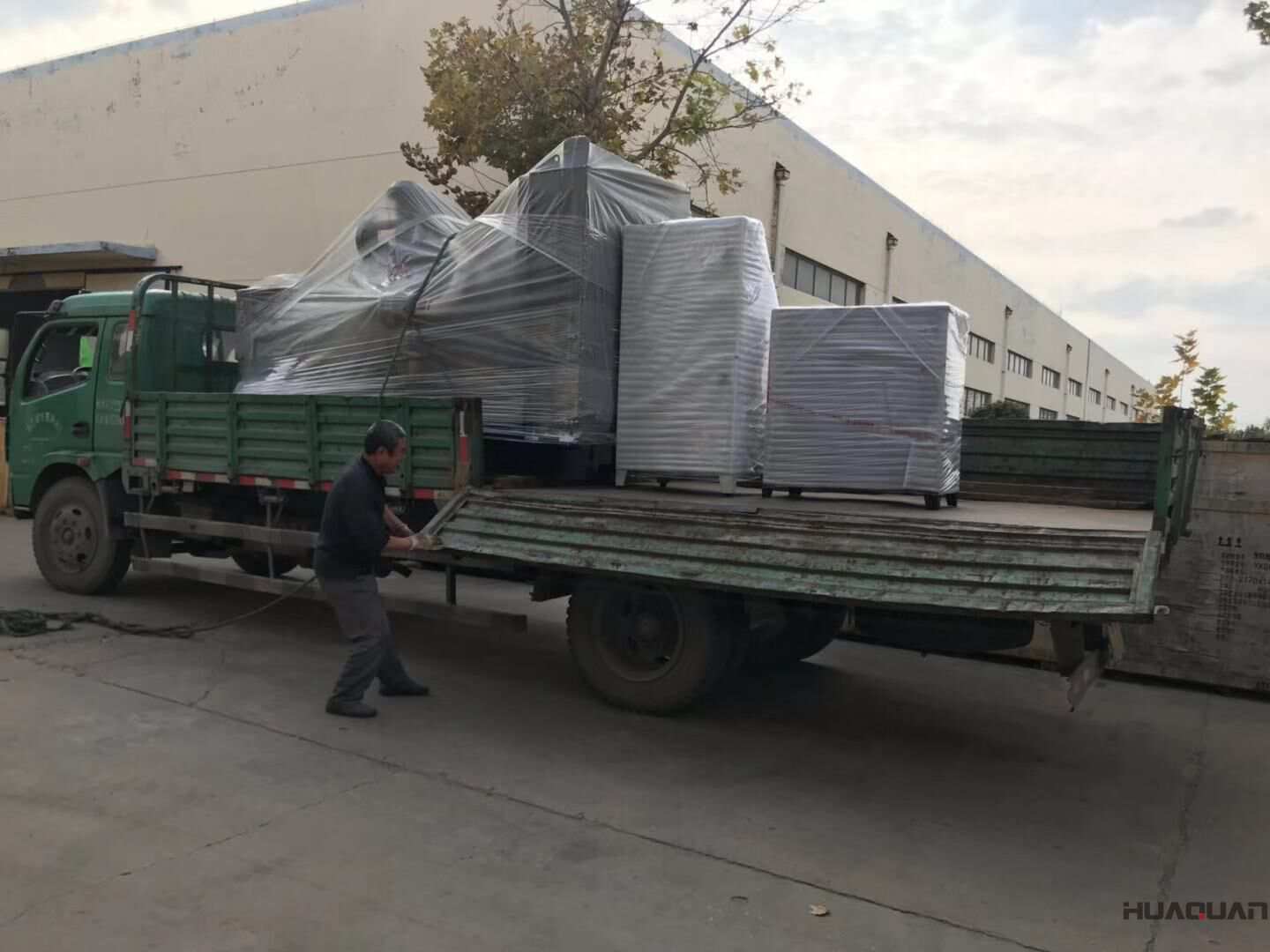 一臺400kw自動化柴油發電機組于10月31日從華全動力順利出發，現已成功發往山東