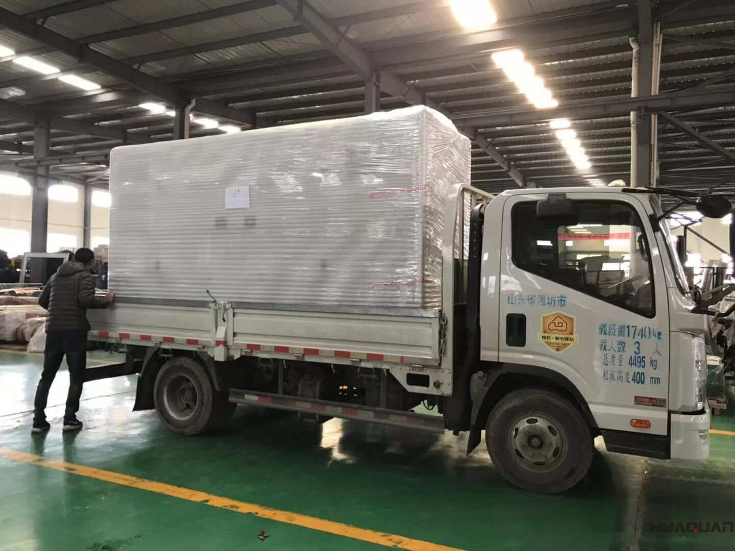 11月10日，于先生從華全動力訂購的一臺500kw移動靜音拖車柴油發電機組已經順利發往山東省