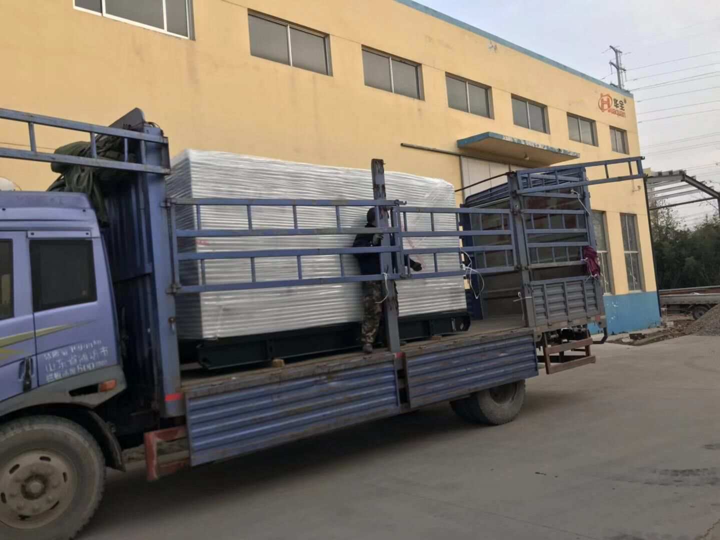 樊先生從華全動(dòng)力采購的250kw立柜式柴油發(fā)電機(jī)組于12月22日成功發(fā)往山西省