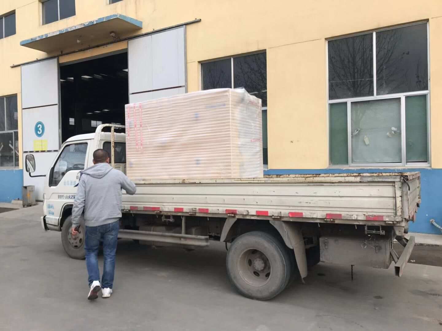 湖北省賀先生從華全動力采購的15kw發電機于12月31日順利發往目的地