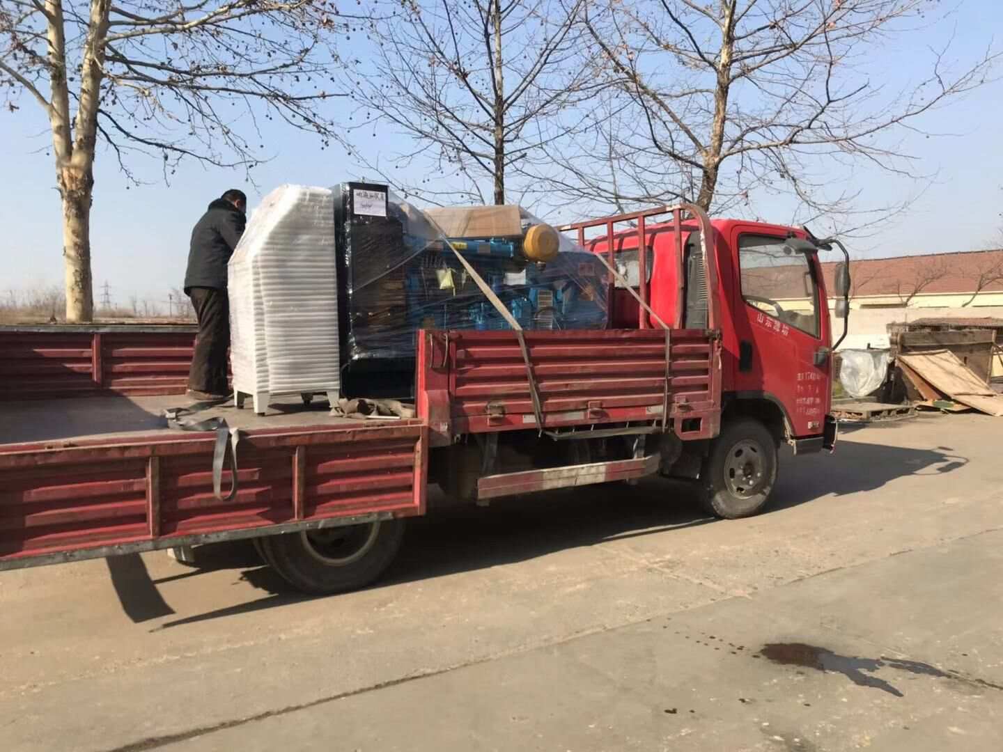 馮先生從華全動力采購的30kw自動化柴油發電機組于1月22日成功發往黑龍江