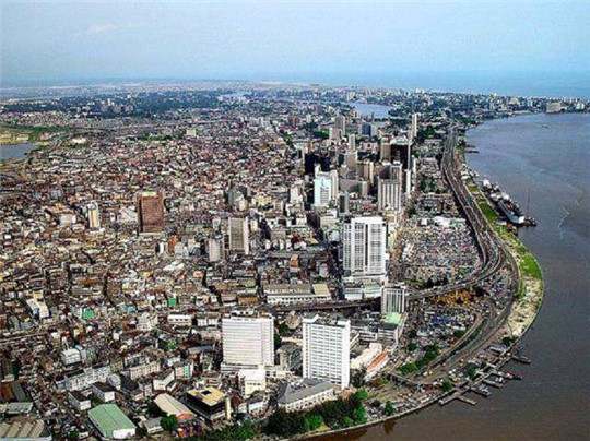 在尼日利亞，一臺發電機組，“電”亮一座城