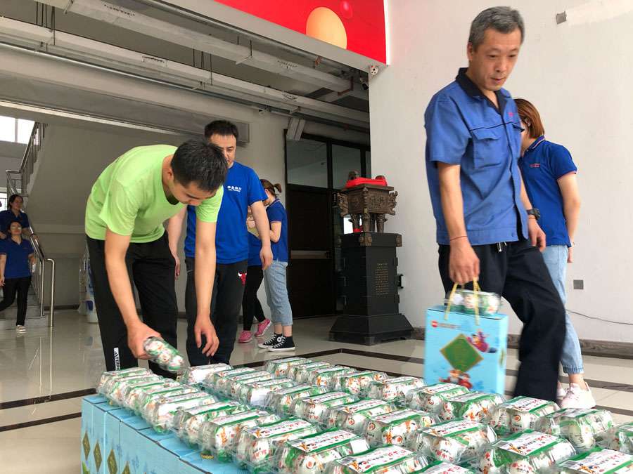 濰坊華全電力有限公司給員工發放端午節福利